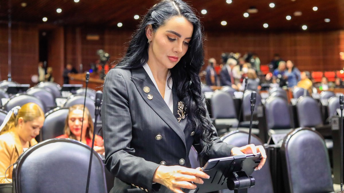 GabyJimenezMX's tweet photo. Seguimos con el trabajo en el Pleno de la Cámara de Diputados, en una sesión que tuvo un momento muy especial para la educación pública de nuestro país.

Develamos la placa conmemorativa por los 475 años de la Universidad de México, una historia que hoy continúa en la UNAM (@UNAM_MX) y de cuyas aulas han surgido generaciones de mujeres y hombres que han aportado a México desde la ciencia, el derecho, la medicina, las humanidades, las artes y muchas otras disciplinas.

Me da mucho orgullo que desde la Cámara nos sumemos a este reconocimiento a una institución que ha sido fundamental en la formación de nuestro país y que sigue abriendo oportunidades para miles de jóvenes.

Seguimos trabajando desde el Pleno con responsabilidad y compromiso con México.

#GabrielaJimenez #CámaraDeDiputados #UNAM #Educación #México