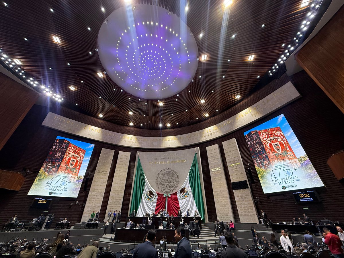 GabyJimenezMX's tweet photo. Seguimos con el trabajo en el Pleno de la Cámara de Diputados, en una sesión que tuvo un momento muy especial para la educación pública de nuestro país.

Develamos la placa conmemorativa por los 475 años de la Universidad de México, una historia que hoy continúa en la UNAM (@UNAM_MX) y de cuyas aulas han surgido generaciones de mujeres y hombres que han aportado a México desde la ciencia, el derecho, la medicina, las humanidades, las artes y muchas otras disciplinas.

Me da mucho orgullo que desde la Cámara nos sumemos a este reconocimiento a una institución que ha sido fundamental en la formación de nuestro país y que sigue abriendo oportunidades para miles de jóvenes.

Seguimos trabajando desde el Pleno con responsabilidad y compromiso con México.

#GabrielaJimenez #CámaraDeDiputados #UNAM #Educación #México