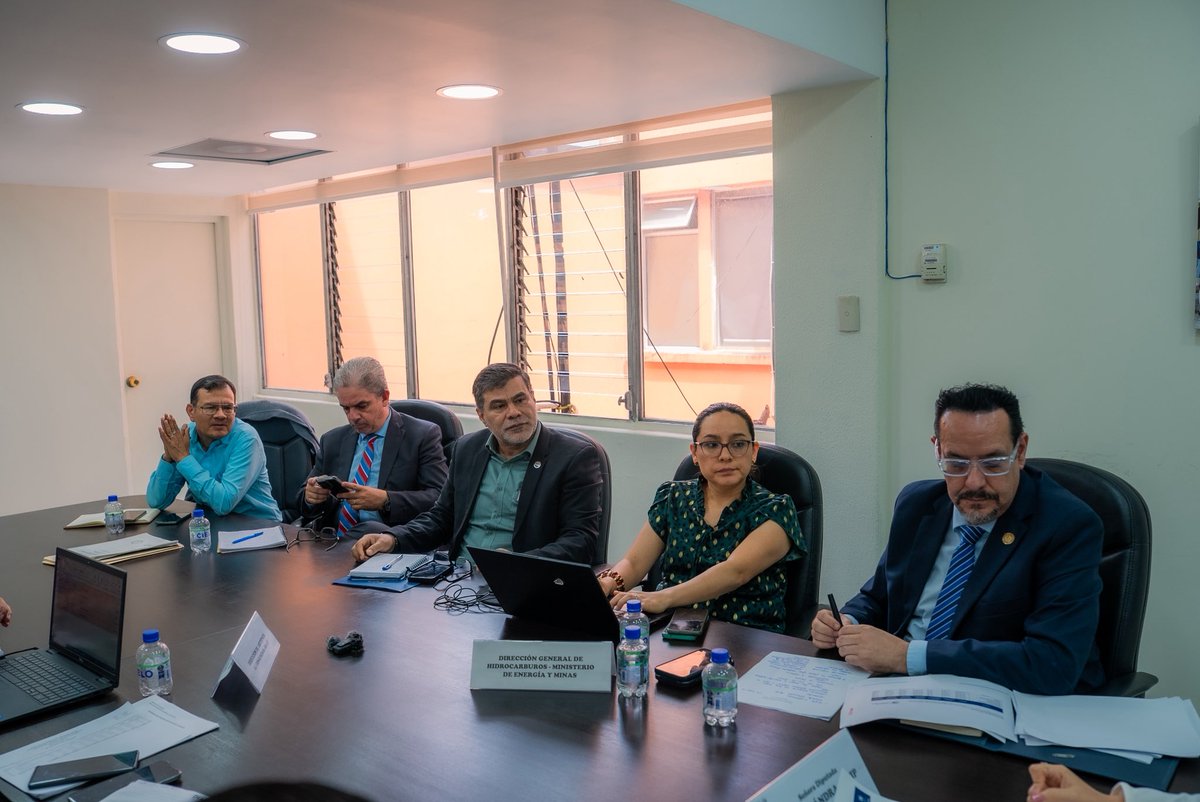 MEMguatemala's tweet photo. El Viceministro Guillermo Xoy, junto a autoridades de la Dirección General de Hidrocarburos (DGH), participaron en una reunión convocada por la diputada Hellen Magaly Alexandra Ajcip, subjefa del bloque legislativo ELEFANTE. https://t.co/Lwe2yUxvHn