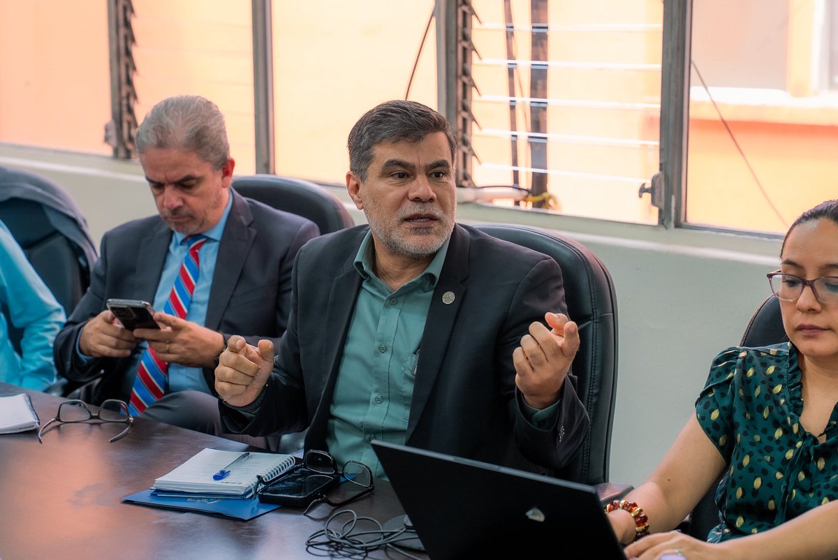MEMguatemala's tweet photo. El Viceministro Guillermo Xoy, junto a autoridades de la Dirección General de Hidrocarburos (DGH), participaron en una reunión convocada por la diputada Hellen Magaly Alexandra Ajcip, subjefa del bloque legislativo ELEFANTE. https://t.co/Lwe2yUxvHn