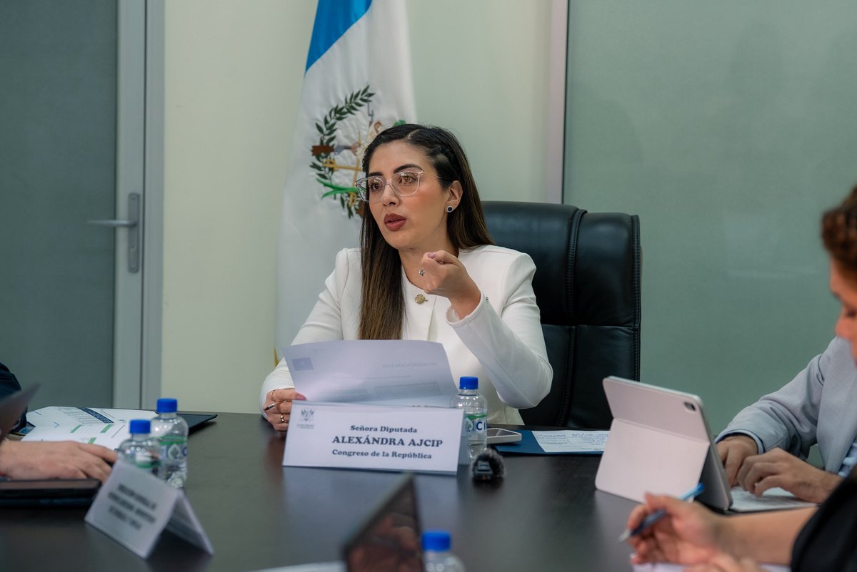 MEMguatemala's tweet photo. El Viceministro Guillermo Xoy, junto a autoridades de la Dirección General de Hidrocarburos (DGH), participaron en una reunión convocada por la diputada Hellen Magaly Alexandra Ajcip, subjefa del bloque legislativo ELEFANTE. https://t.co/Lwe2yUxvHn