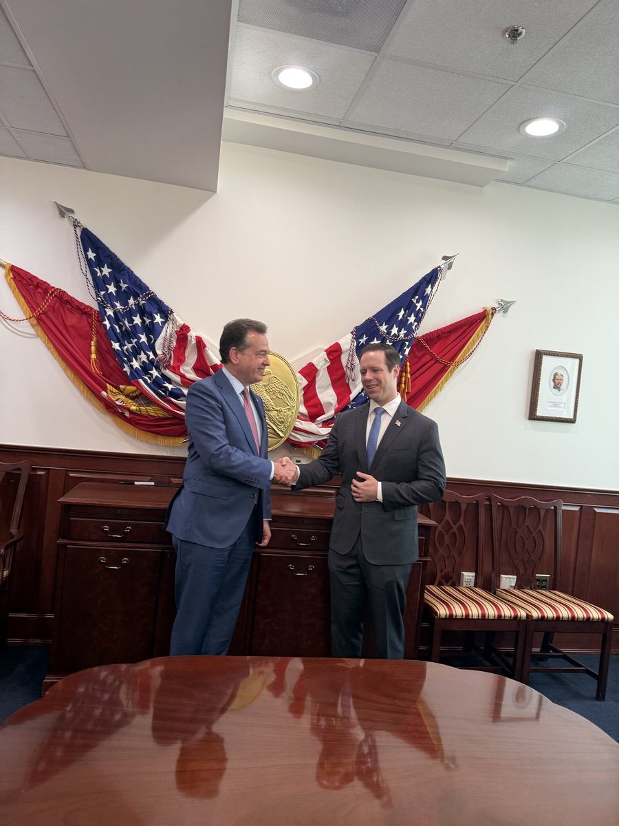 itobisono's tweet photo. Dos días en Washington y ya hemos avanzado en una agenda importante para la República Dominicana. 🇩🇴🇺🇸

En el Pentágono sostuvimos un encuentro con @Roosevelt_DTLV y @Jmhumire, con el acompañamiento de la embajadora de Estados Unidos en República Dominicana, Leah Campos, para abordar temas de seguridad y cooperación en las Américas.