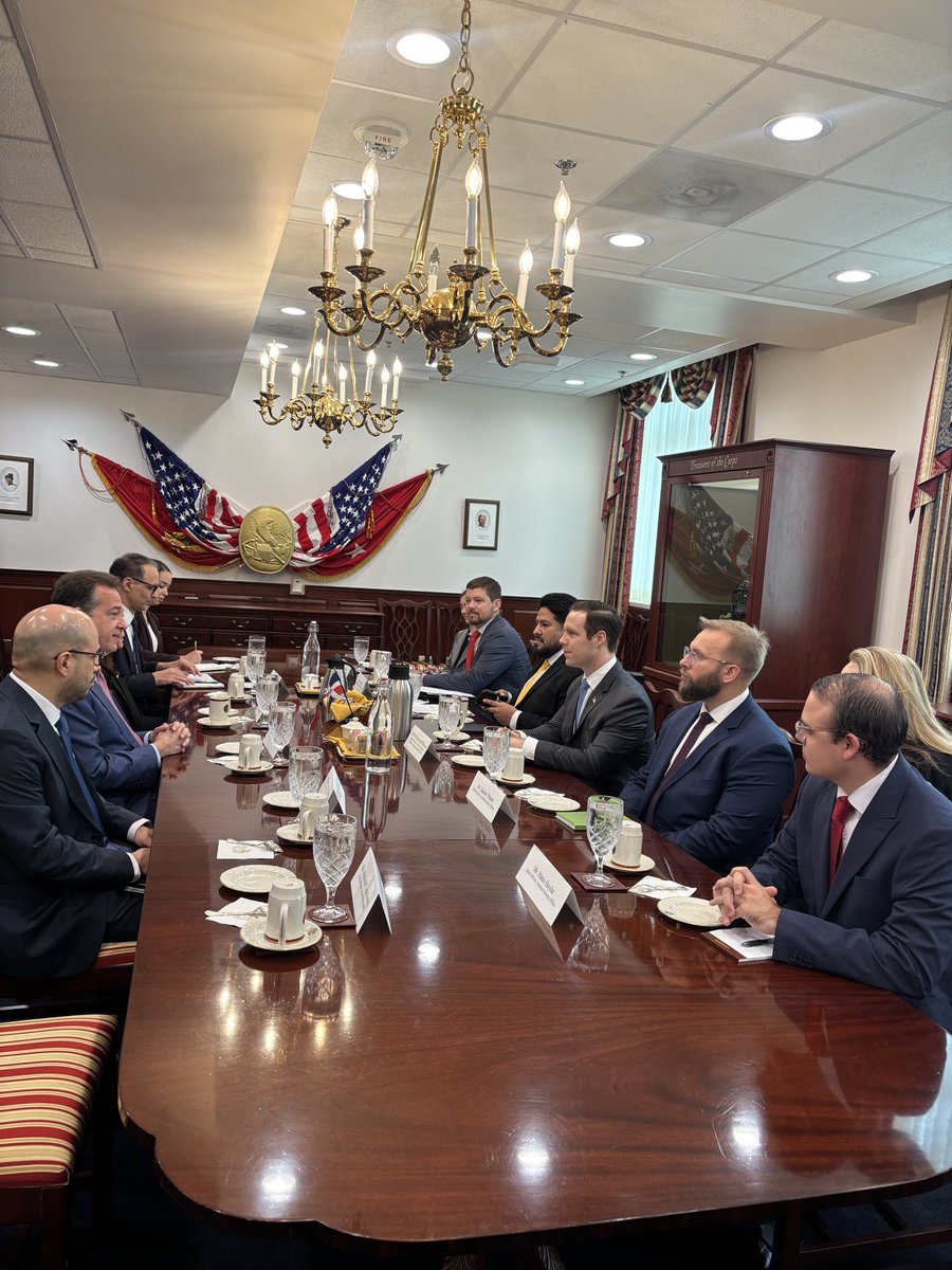 itobisono's tweet photo. Dos días en Washington y ya hemos avanzado en una agenda importante para la República Dominicana. 🇩🇴🇺🇸

En el Pentágono sostuvimos un encuentro con @Roosevelt_DTLV y @Jmhumire, con el acompañamiento de la embajadora de Estados Unidos en República Dominicana, Leah Campos, para abordar temas de seguridad y cooperación en las Américas.
