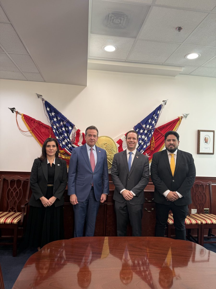 itobisono's tweet photo. Dos días en Washington y ya hemos avanzado en una agenda importante para la República Dominicana. 🇩🇴🇺🇸

En el Pentágono sostuvimos un encuentro con @Roosevelt_DTLV y @Jmhumire, con el acompañamiento de la embajadora de Estados Unidos en República Dominicana, Leah Campos, para abordar temas de seguridad y cooperación en las Américas.