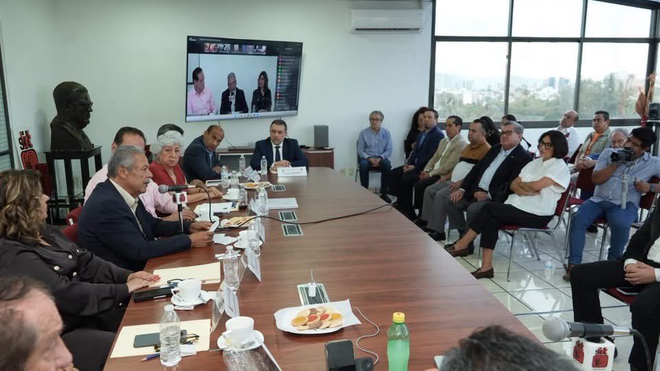 tereso_medina's tweet photo. 🤝 El @STIRTTnacional cuenta conmigo y con todo el respaldo de la @CTM_MX. Hoy acompañé a su Secretario General, @FranContrerasV, en la reunión del Comité Nacional, con la participación virtual de las y los secretarios generales del sindicato en todo el país. https://t.co/3tMq5SQfk8
