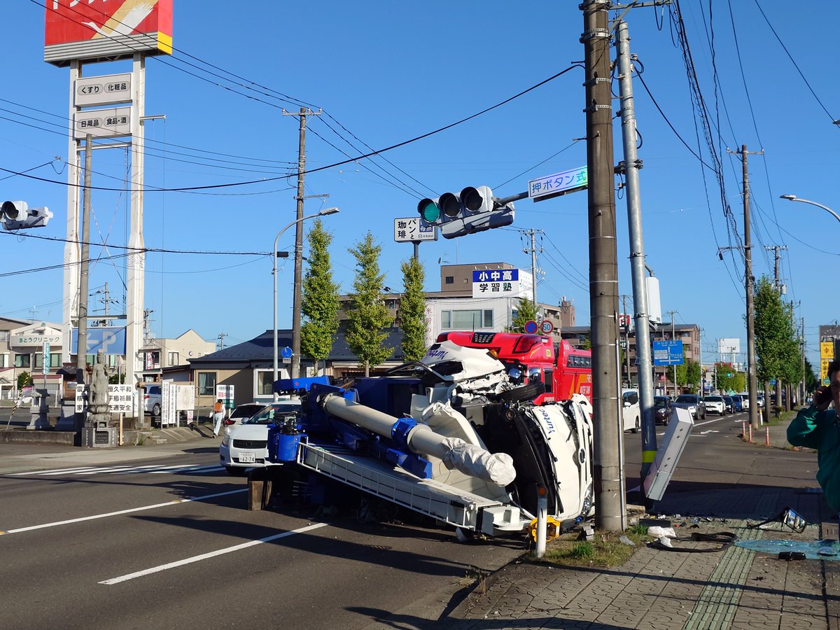 keizi's tweet photo. 宮城県名取市。
県道258号線　
名取市の河北新報の販売所前で
高所作業車の横転事故。
南行き２車線とも塞がってます。
通る予定の方は迂回推奨です。
#宮城県 #名取市 https://t.co/NnNHzSuQav