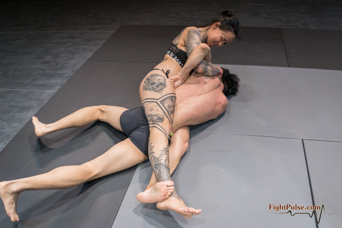 FightPulse's tweet photo. MX-321 Zoe vs Yakuza (hum. finish) is up ↑ https://t.co/k6Sxa8ZlLK