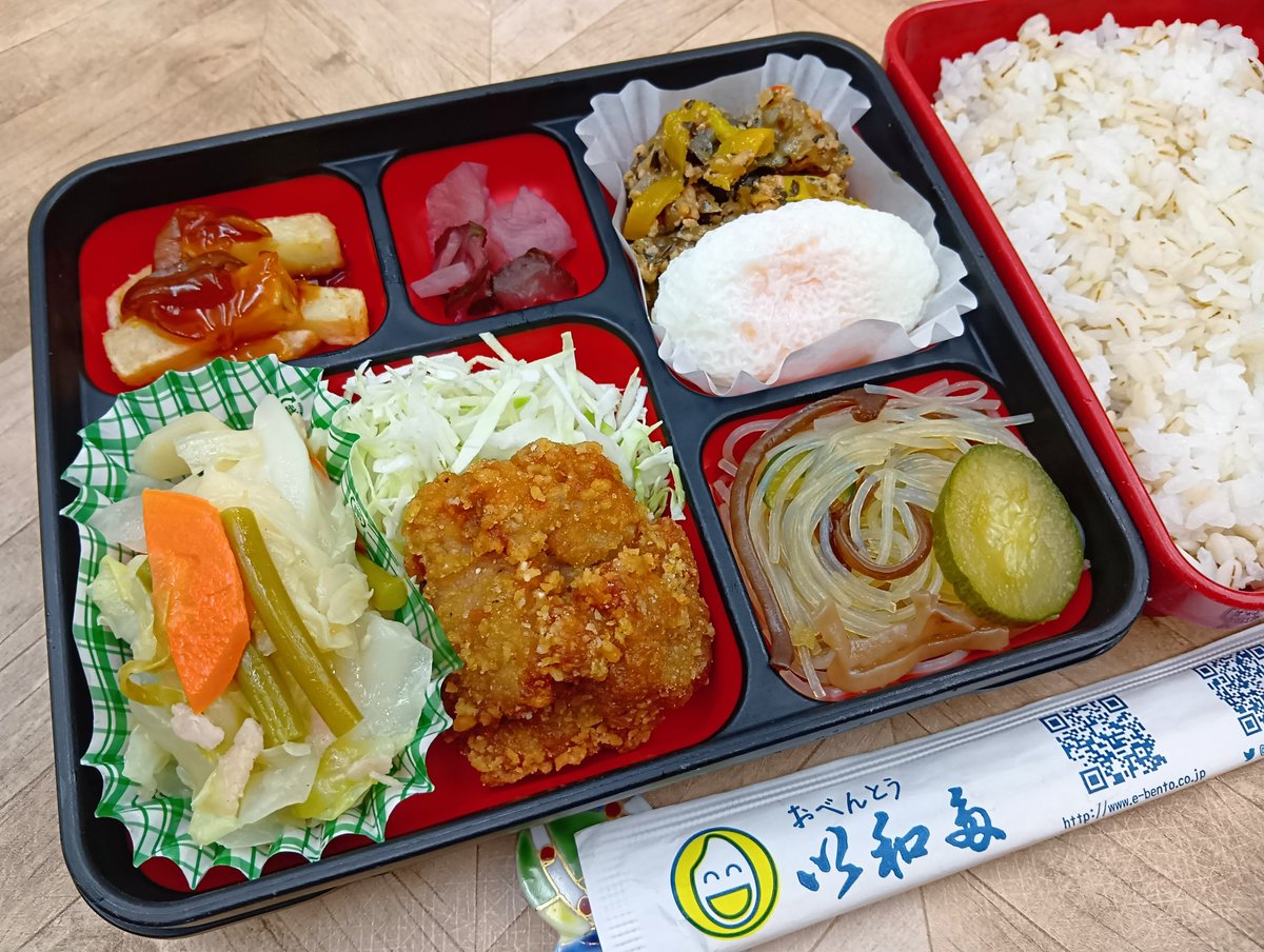 obento_iwata's tweet photo. 普段は鶏肉で作るこ���が多いガパオを、本日は旨みたっぷりの豚肉で仕上げました🎵
プチプチ食感の押麦ご飯にのせたら特製のガパオライスに変身🪄
混ぜても混ぜなくてもお好きなお召し上がり方でどうぞ❣️

#い和多　#お弁当　#スマートミール　#ランチ　#お昼ごはん　#デリバリー https://t.co/2XpgAxkRU1
