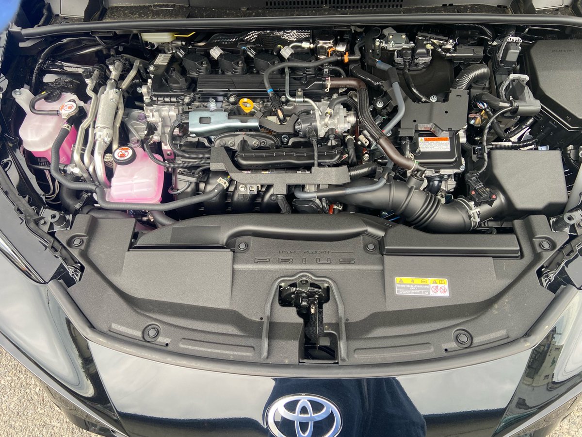 teammho's tweet photo. 意外と知られていない話。

ハイブリッドカーは、
「バッテリーが上がった車をジャンピングで助ける側」
には基本的になれません。
自分がバッテリー上がりした時は、他車からブースターケーブルをつないで救援してもらえます。
でも逆はNG。

ハイブリッド車は、ガソリン車のようにオルタネーターで12V系を発電するのではなく、駆動用バッテリーからDC/DCコンバーターを介して12V系へ電力を供給しています。

他車のスターターモーターを回す瞬間には大電流が流れるため、こうした電源系統に大きな負担を掛ける可能性があります。

実際、トヨタの取扱説明書にも、

「この車の救援用端子を使用して、他の車のバッテリーあがりを救援することはできません」

とはっきり書いてあります。

「ハイブリッドだからバッテリー強そうだし助けられるだろ」

は危険。

救援する前に、必ずその車の取扱説明書を確認してください。

ちなみにe-Powerも同様です。

ガソリン車のオルタネータに相当する部品がe-POWER車ではDC/DCコンバータです。
DC/DCコンバータの出力は、それほど大きくなく、ジャンプスタートに耐えうる出力が出せないため、e-POWER車では他車を救援することができません。

と、日産のHPにも記載がありますのでご注意を！