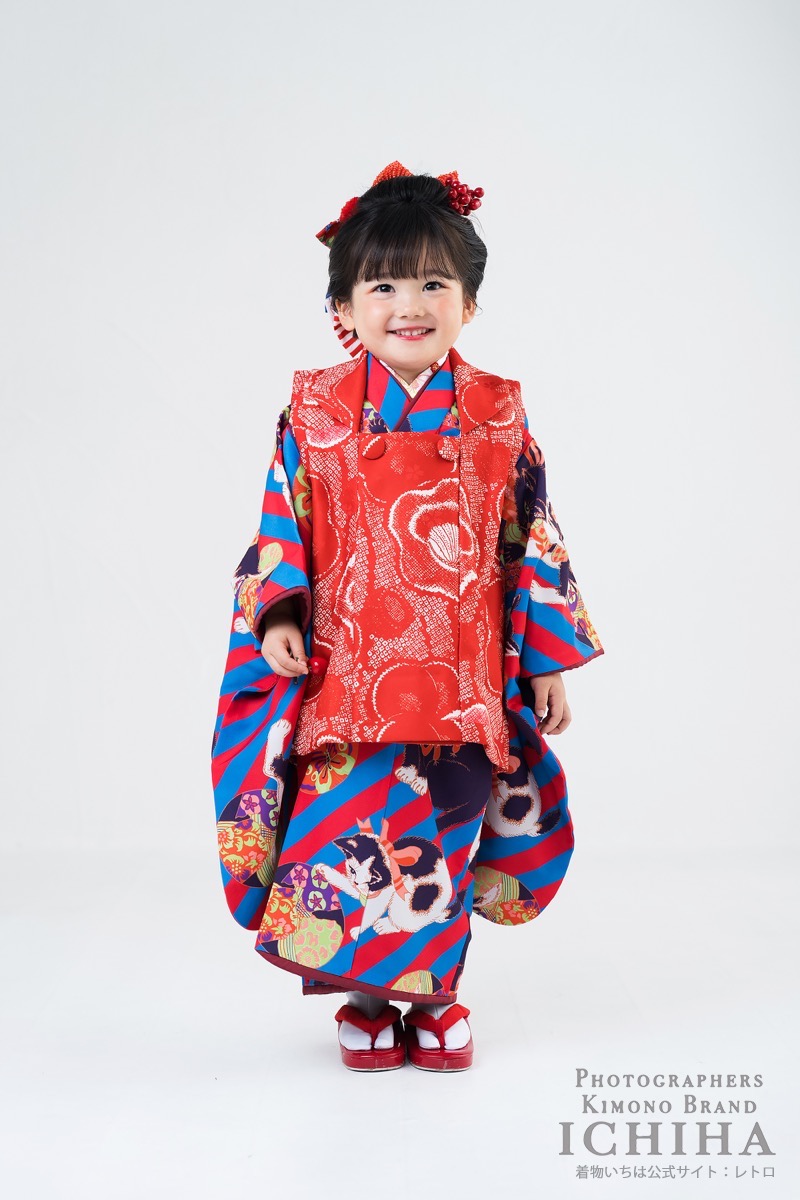 retro_kimono's tweet photo. ちょっと商品開発会議に付き合ってください。
3歳の七五三なら
①被布だけでとことん可愛く
②被布＋帯、両方楽しめる
③被布＋帯＋エプロンまで
どこまでセットなら「これいい！」と思いますか？
作る側はつい全部入れたくなります😂 https://t.co/8JPsEHUdqs
