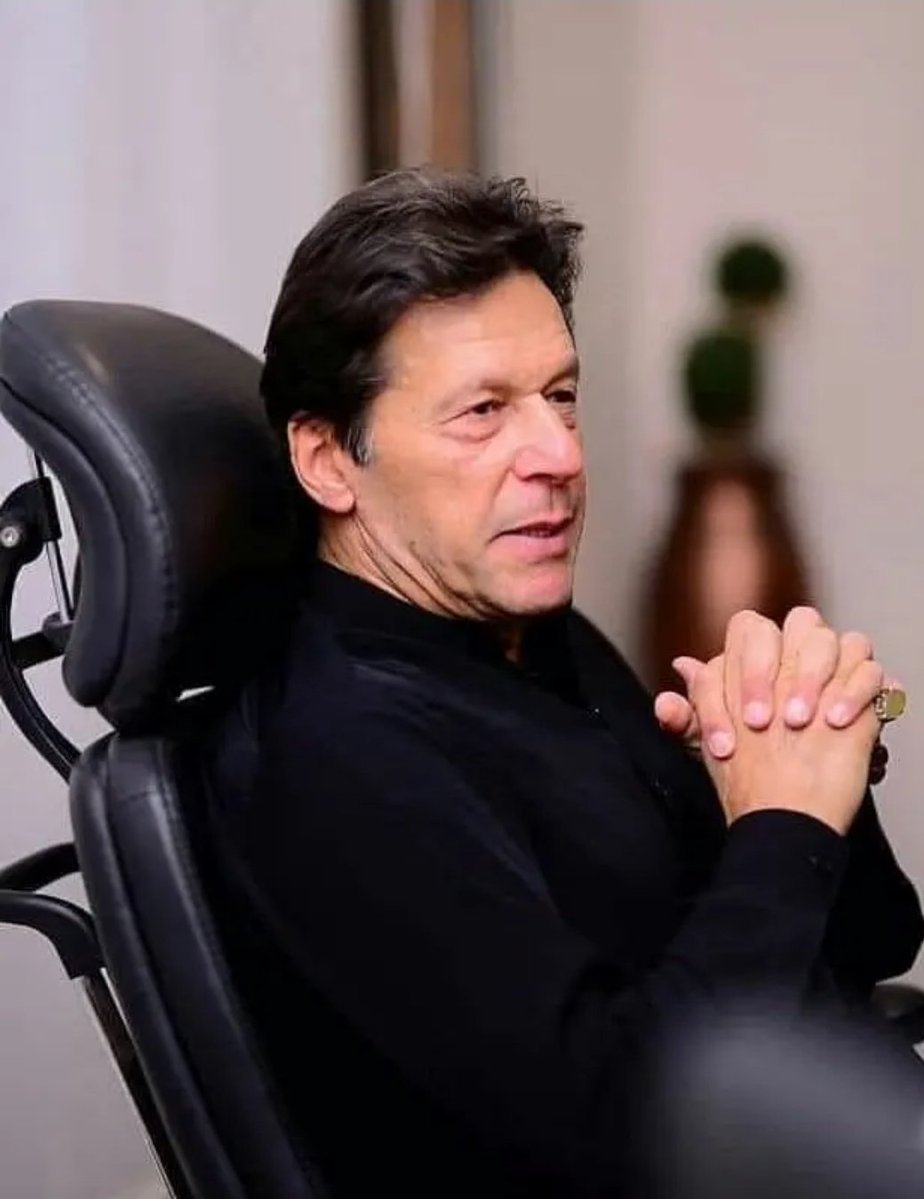 InsafPK's tweet photo. اب تو اگر عمران خان ایسی کرسی پر بیٹھ بھی سکے، تو سمجھو کہ عیاشی ہی ہےـ ورنہ آپ تصور کر کے دیکھیں کہ وہ اپنے روز و شب کیسے گذارتا ہوگا؟
#ReleaseImranKhan https://t.co/BQhrGcahjn