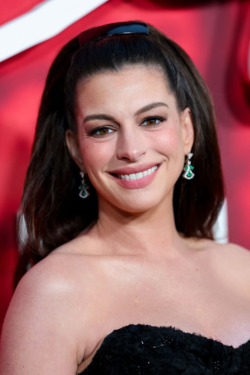 ahathawayfiles's tweet photo. Anne Hathaway at the 'Verity' premiere in New York City 🖤 https://t.co/7hPESR5RK3