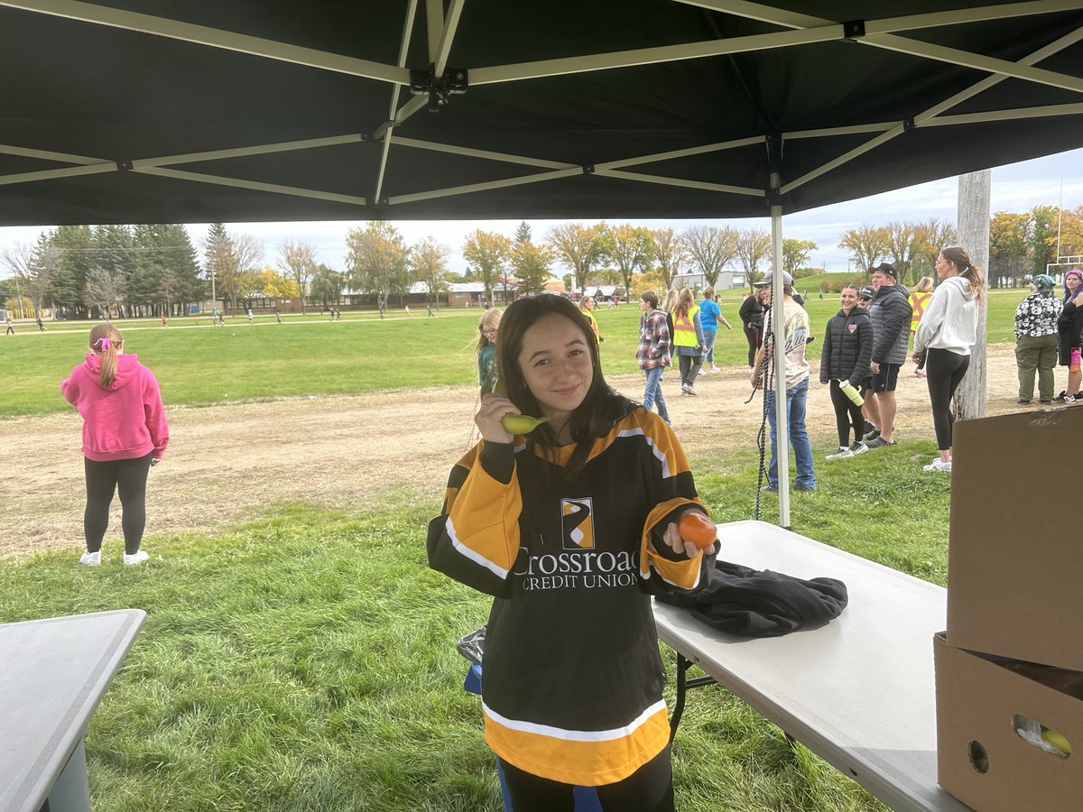 CrossroadsCU's tweet photo. 🍎 Building relationships means showing up for our communities. Today, our Crossroads Crew joined the Terry Fox Walk at Canora Composite School &amp; CJES, connected with students and staff, and handed out fresh fruit to help fuel the walk. 💛

#TerryFoxRun #CreditUnionDifference https://t.co/OTZEGNrN2u