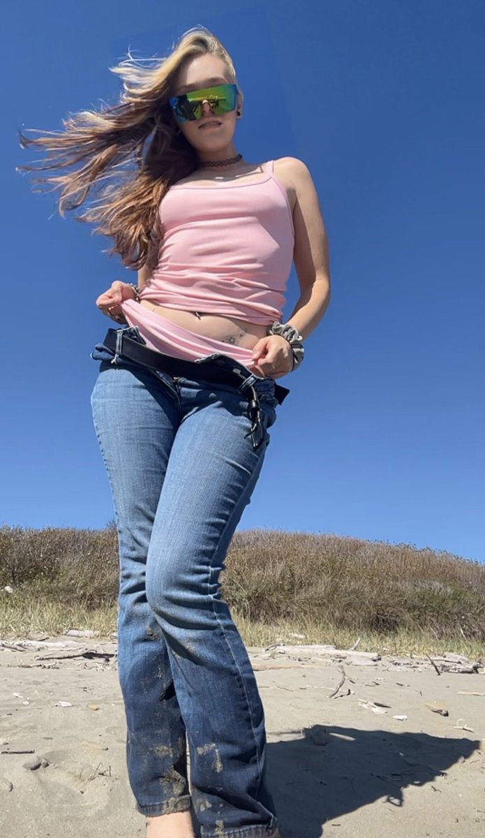 mrscloverx's tweet photo. Beach adventures. 
Come see how pretty I am in pink 🫣

MESSAGE ME ON TELEGRAM @mrscloverx https://t.co/KP4yL9GuW1