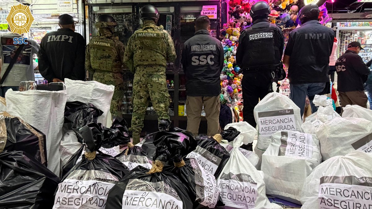 SSC_CDMX's tweet photo. #ComunicadoConjunto | La Secretaría de Economía (@SE_mx) a través del Instituto Mexicano de la Propiedad Industrial (#IMPI), en conjunto con @SEMAR_mx y la #SSC llevaron a cabo un operativo en el marco de la estrategia “Operación Limpieza” en la #FrikiPlaza, #FanCenter y #PlazaMeave, ubicadas en el #CentroHistórico de la Ciudad de México, como parte de las acciones para combatir la comercialización de productos que presuntamente infringen derechos de propiedad intelectual.

Durante el operativo se realizó la inspección de mercancía relacionada con videojuegos, consolas, accesorios y figuras coleccionables, entre otros productos. Como resultado, se aseguraron 477 piezas con un valor estimado de 1 millón 264 mil 900 pesos.

Las acciones se realizaron conforme a las atribuciones del IMPI en materia de protección a la propiedad industrial y en atención a los elementos recabados durante las verificaciones. La mercancía asegurada quedó sujeta a los procedimientos correspondientes para determinar su situación y dar seguimiento a las posibles infracciones. https://t.co/PkmlgXbvzA