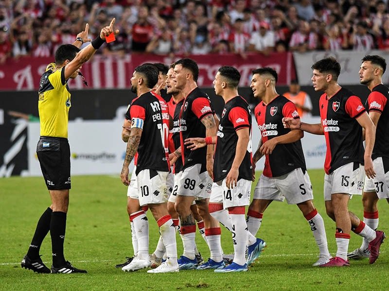 yudiquismo88's tweet photo. El choreo sistemático que nos vienen haciendo desde el 2022 algún día lo van a pagar. Todo vuelve.
Eso sí, esto es NEWELL'S. Hoy estamos mal, pero cuando nos recuperemos les vamos a cobrar una por una, jugando al fútbol como hicimos toda la vida.
Vamos el sábado, NEWELL'S CARAJO. https://t.co/HCkkbpcDF5