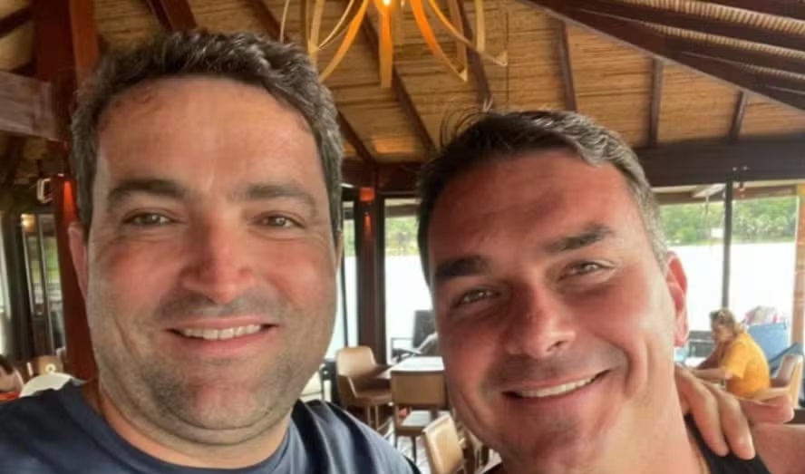 revistaforum's tweet photo. Advogado de Flávio Bolsonaro movimentou R$ 13 bilhões em bets em 1 ano e meio: Um documento da plataforma Blaze revela que o advogado Willer Tomaz movimentou cerca de R$ 13 bilhões em apostas online entre janeiro de 2025 e junho de 2026. Os… dlvr.​it/TVj4rJ #revistafórum https://t.co/RPPQAOkHUY