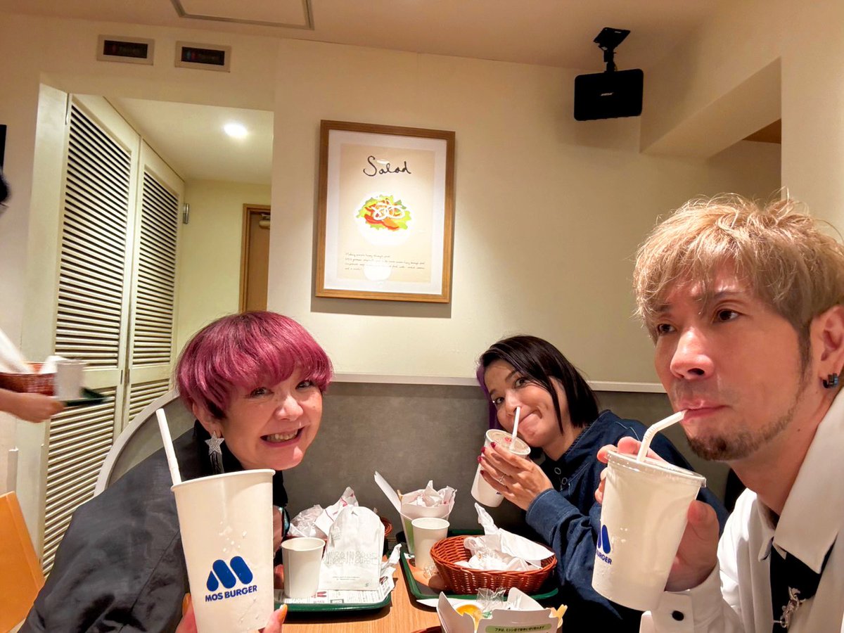 watabesachiko's tweet photo. 昨日はうたコンでした。久しぶりの生放送、私はテンションがおかしゅうございまして。超特急のガチ夢中、最高でした。本日も演歌からフォーク&amp;ポップス、そして押忍押忍！と、振り幅全開でした。ラスコーも本日はいつメンで。会場も大盛り上がり。ありがとうございました。 https://t.co/cfOHxTsULF