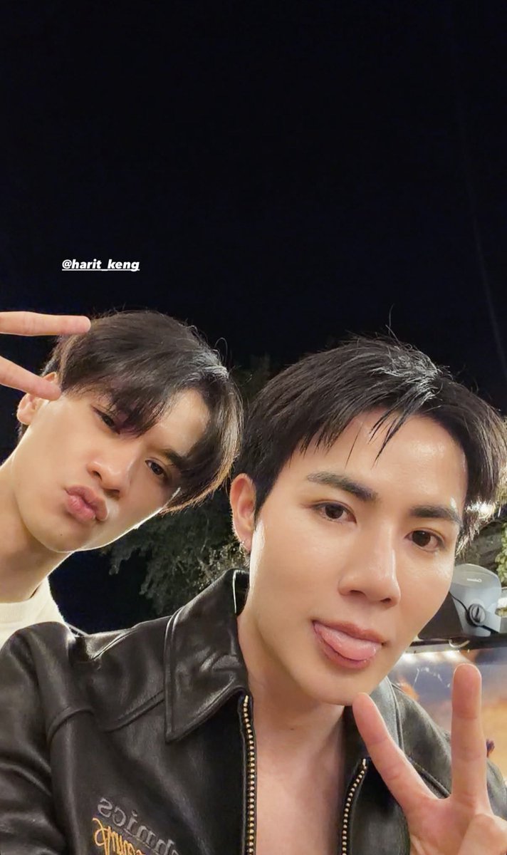 zunrisezn's tweet photo. ตื่นมาเจอ2หนุ่มมม ป๊ะกันที่ปารีส พึกพึกกับเจ่งเจ่งน้องรักก https://t.co/OeSqpliJEM