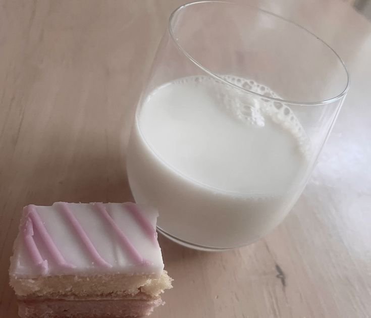 lazykoe's tweet photo. eu adoro essas fotos fofas minimalistas de comidas https://t.co/qYMUe1Ex9c