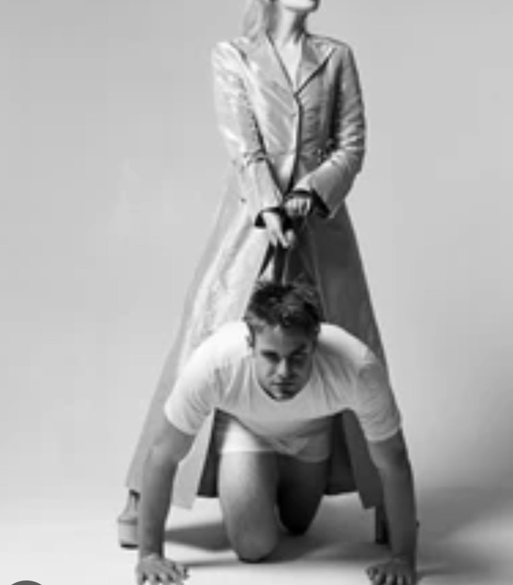DominasRoom's tweet photo. Ven perro vamos a dar un paseo 
#sumiso #dominatrix @amalines_ https://t.co/aiQSXJIB02
