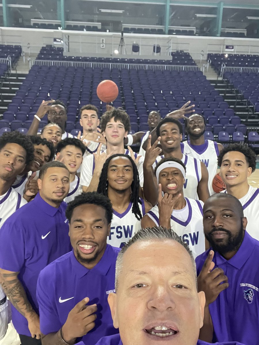 CoachDavidGrace's tweet photo. I love our @FSWBucsHoops team! Connected! Special Team! https://t.co/jpqPsYbSJm