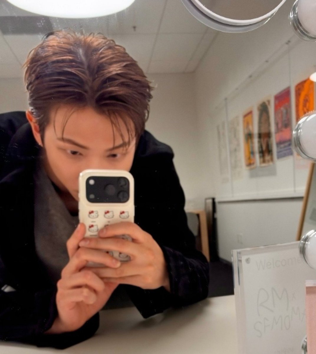 ykvenum's tweet photo. His hello kitty case 🥺🥺 https://t.co/gsDPPYYJBB