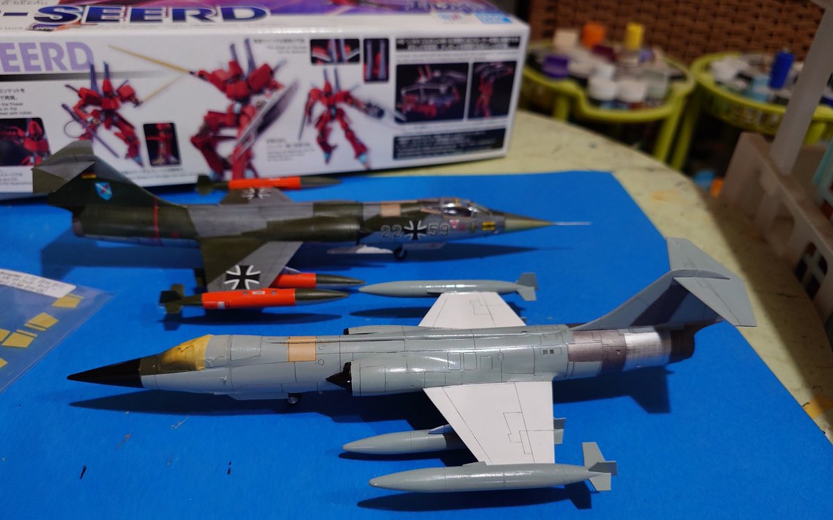 pipocyun's tweet photo. 久しぶりのお休みなので朝からF-104の制作中。ドイツ機を引っ張り出して並べて、あとイタリア機とカナダ機も作りたいなぁと思ってしまいますね。 https://t.co/Kow34SVx9W