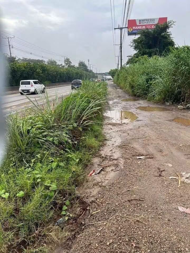 Uri_castle's tweet photo. Señor @nayibbukele @SecPrensaSV La comunidad del Canton Las Delicias, Apopa les solicitan de su atuda ya que una empresa constructora las dejara sin acceso, no se oponen a la industrialización, pero si fuera bueno q la empresa desarrolle una gestion social @LasCosaComoSon_ https://t.co/Nnqzf9cjdX