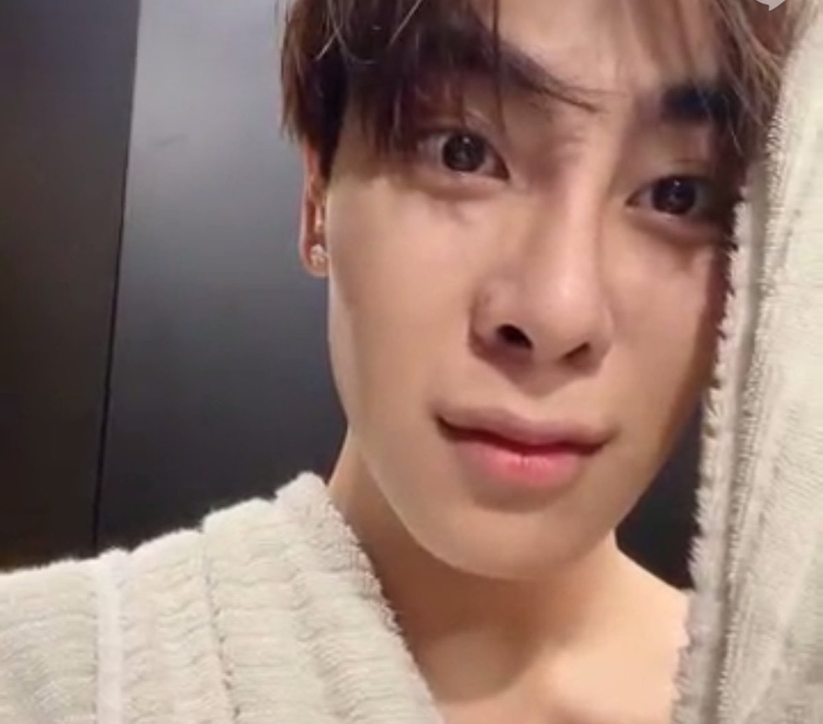 Pre3cl's tweet photo. Soo it turns out Earth deleted this story just right after his call with Mix ended...well well, someone wanted his handsome man for himself, the cat is really possessive y'know 🌝

#EarthMix #เอิร์ทมิกซ์ https://t.co/k4eX10g2Lz