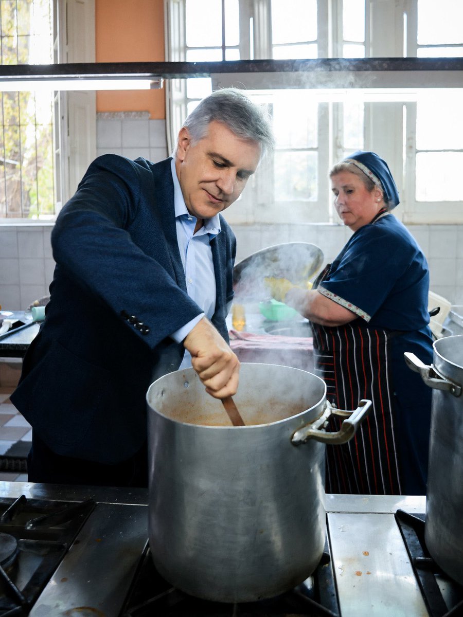 MartinLlaryora's tweet photo. El almuerzo de hoy en #RíoCuarto fue muy especial, porque tuve la alegría de compartirlo con los abuelos del Hogar San José, una querida institución que el próximo 5 de diciembre cumplirá 100 años de vida.

Durante el encuentro anuncié que la Provincia aportará 30 millones de pesos para realizar la obra de calefacción del Hogar, donde viven 64 personas mayores y trabajan diariamente 25 colaboradores.

Instituciones como esta nos recuerdan el enorme valor de la solidaridad y del compromiso con los demás. Ser comunidad también es ser familia, tender una mano, acompañarnos y cuidar con cariño y respeto a nuestros mayores.

Porque una comunidad progresa con infraestructura y nuevas oportunidades, pero también cuidando a quienes más lo necesitan, fortaleciendo sus instituciones y preservando su historia.

Ese es el camino que elegimos en #Córdoba: trabajar unidos, estar cerca y hacer para que cada cordobés pueda vivir mejor.

#HacerParaCrecer