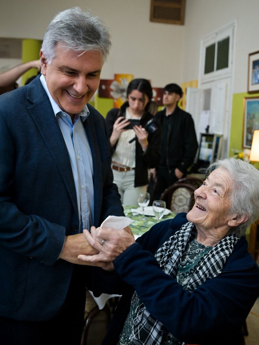 MartinLlaryora's tweet photo. El almuerzo de hoy en #RíoCuarto fue muy especial, porque tuve la alegría de compartirlo con los abuelos del Hogar San José, una querida institución que el próximo 5 de diciembre cumplirá 100 años de vida.

Durante el encuentro anuncié que la Provincia aportará 30 millones de pesos para realizar la obra de calefacción del Hogar, donde viven 64 personas mayores y trabajan diariamente 25 colaboradores.

Instituciones como esta nos recuerdan el enorme valor de la solidaridad y del compromiso con los demás. Ser comunidad también es ser familia, tender una mano, acompañarnos y cuidar con cariño y respeto a nuestros mayores.

Porque una comunidad progresa con infraestructura y nuevas oportunidades, pero también cuidando a quienes más lo necesitan, fortaleciendo sus instituciones y preservando su historia.

Ese es el camino que elegimos en #Córdoba: trabajar unidos, estar cerca y hacer para que cada cordobés pueda vivir mejor.

#HacerParaCrecer