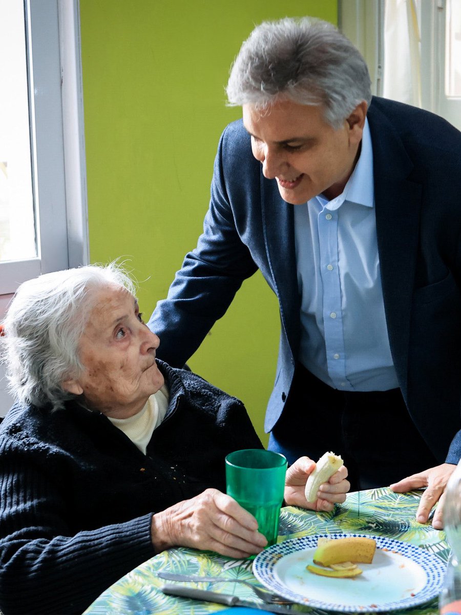 MartinLlaryora's tweet photo. El almuerzo de hoy en #RíoCuarto fue muy especial, porque tuve la alegría de compartirlo con los abuelos del Hogar San José, una querida institución que el próximo 5 de diciembre cumplirá 100 años de vida.

Durante el encuentro anuncié que la Provincia aportará 30 millones de pesos para realizar la obra de calefacción del Hogar, donde viven 64 personas mayores y trabajan diariamente 25 colaboradores.

Instituciones como esta nos recuerdan el enorme valor de la solidaridad y del compromiso con los demás. Ser comunidad también es ser familia, tender una mano, acompañarnos y cuidar con cariño y respeto a nuestros mayores.

Porque una comunidad progresa con infraestructura y nuevas oportunidades, pero también cuidando a quienes más lo necesitan, fortaleciendo sus instituciones y preservando su historia.

Ese es el camino que elegimos en #Córdoba: trabajar unidos, estar cerca y hacer para que cada cordobés pueda vivir mejor.

#HacerParaCrecer