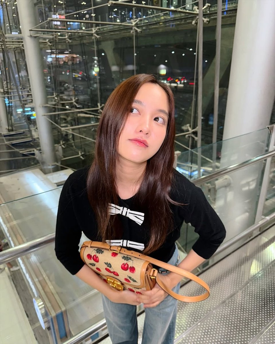 bee_nidarat_'s tweet photo. รอลุคสนามบิน PFWครั้งนี้น้องฟรีนจะมาลุคไหน

@srchafreen
@ValentinoTH
@MaisonValentino

#PFW
#srchafreen
#ValentinoGaravani
#ValentinoxFreen
#FreenSarocha https://t.co/uRWqs642B6