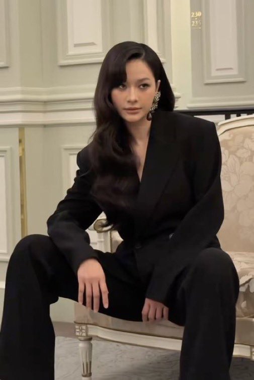 mimivrrukk's tweet photo. sitting down like she’s gonna give me 10 kids https://t.co/XaB6BtYEi5