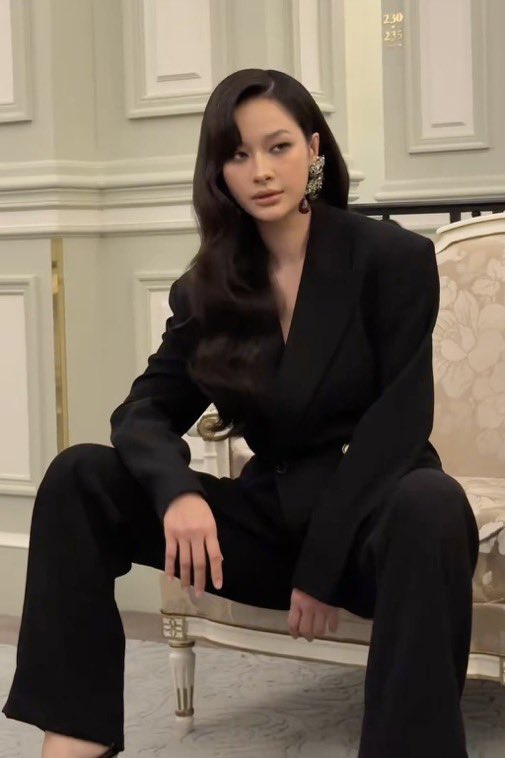 mimivrrukk's tweet photo. sitting down like she’s gonna give me 10 kids https://t.co/XaB6BtYEi5