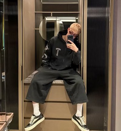 chansbobaeyes's tweet photo. hope they had the craziest nastiest hotel mirror sex https://t.co/AChNnSnIK0