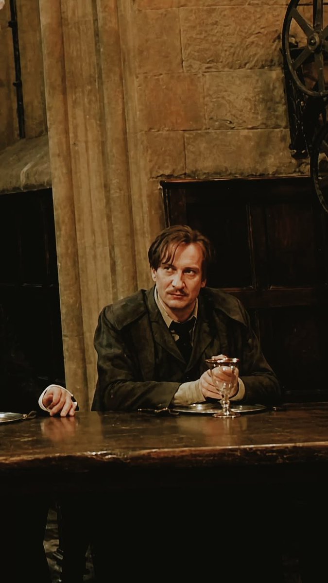 IkaaPark's tweet photo. tiap liat vincent mikir ini orang kek mirip siapa gitu, mukanya ga asing banget. ternyata mirip david thewlis pas meranin remus lupin di film harry potter 😭☝ https://t.co/kxyqXh6z1u