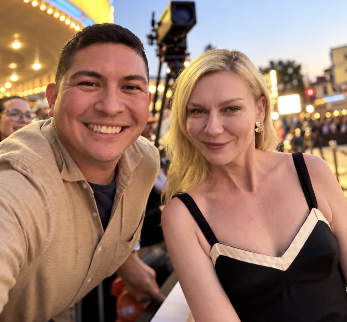 moviebuddyjb's tweet photo. Still not over the Digger Premiere. It was cool to see the people that Tom Cruise has worked with in the past there to support him. And even some random famous fans! #kirstendunst #jessicaalba #nancycartwright #glenpowell #digger #tomcruise #premiere #awardsseason #themoviebuddy https://t.co/SVrVyt6Orw
