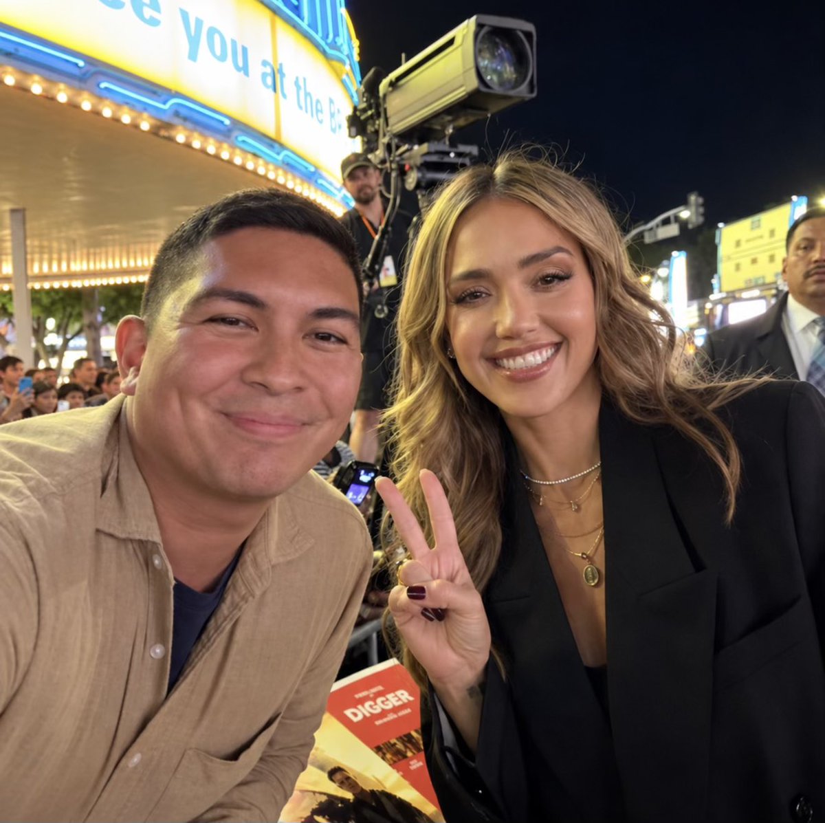 moviebuddyjb's tweet photo. Still not over the Digger Premiere. It was cool to see the people that Tom Cruise has worked with in the past there to support him. And even some random famous fans! #kirstendunst #jessicaalba #nancycartwright #glenpowell #digger #tomcruise #premiere #awardsseason #themoviebuddy https://t.co/SVrVyt6Orw