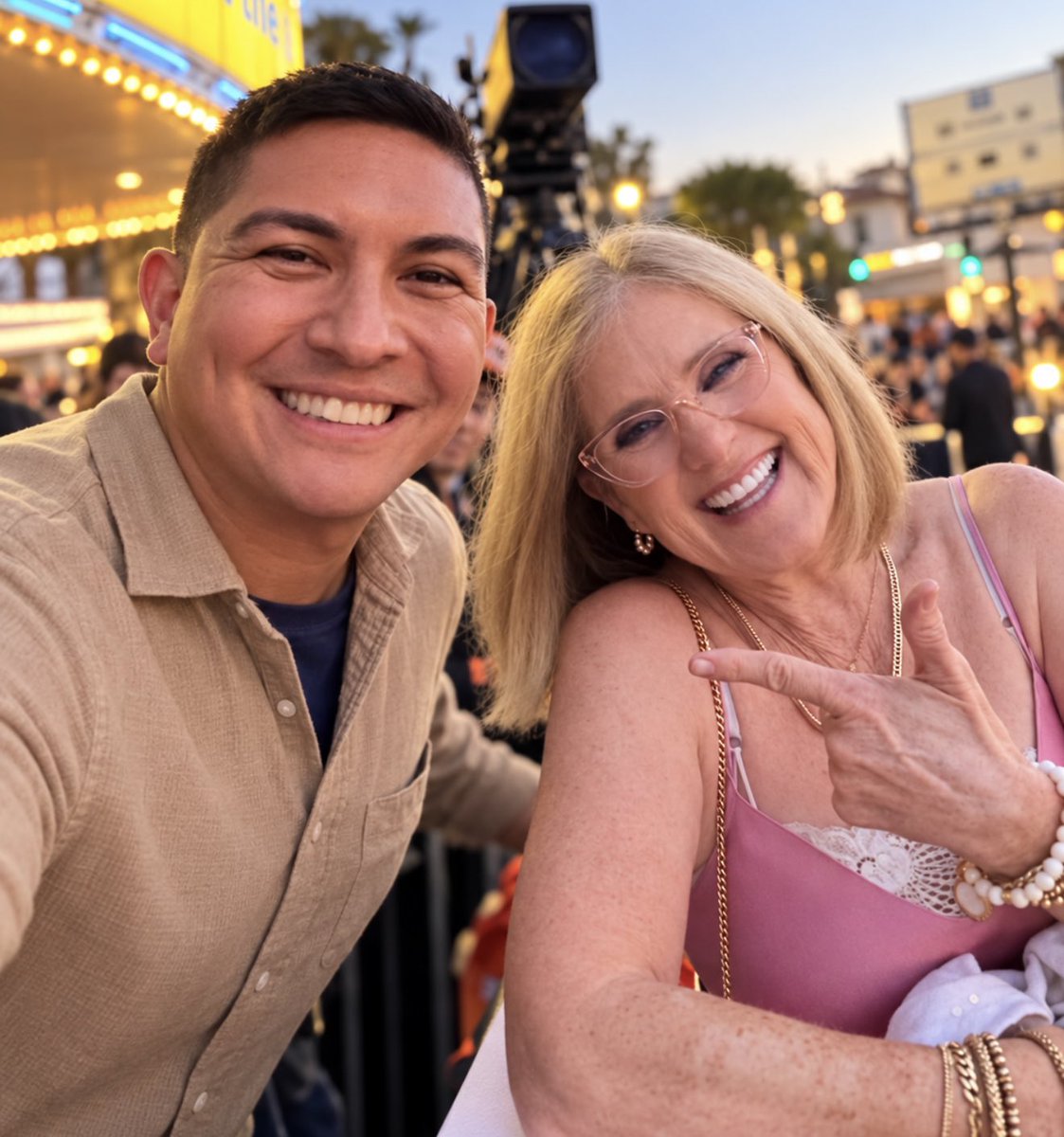 moviebuddyjb's tweet photo. Still not over the Digger Premiere. It was cool to see the people that Tom Cruise has worked with in the past there to support him. And even some random famous fans! #kirstendunst #jessicaalba #nancycartwright #glenpowell #digger #tomcruise #premiere #awardsseason #themoviebuddy https://t.co/SVrVyt6Orw