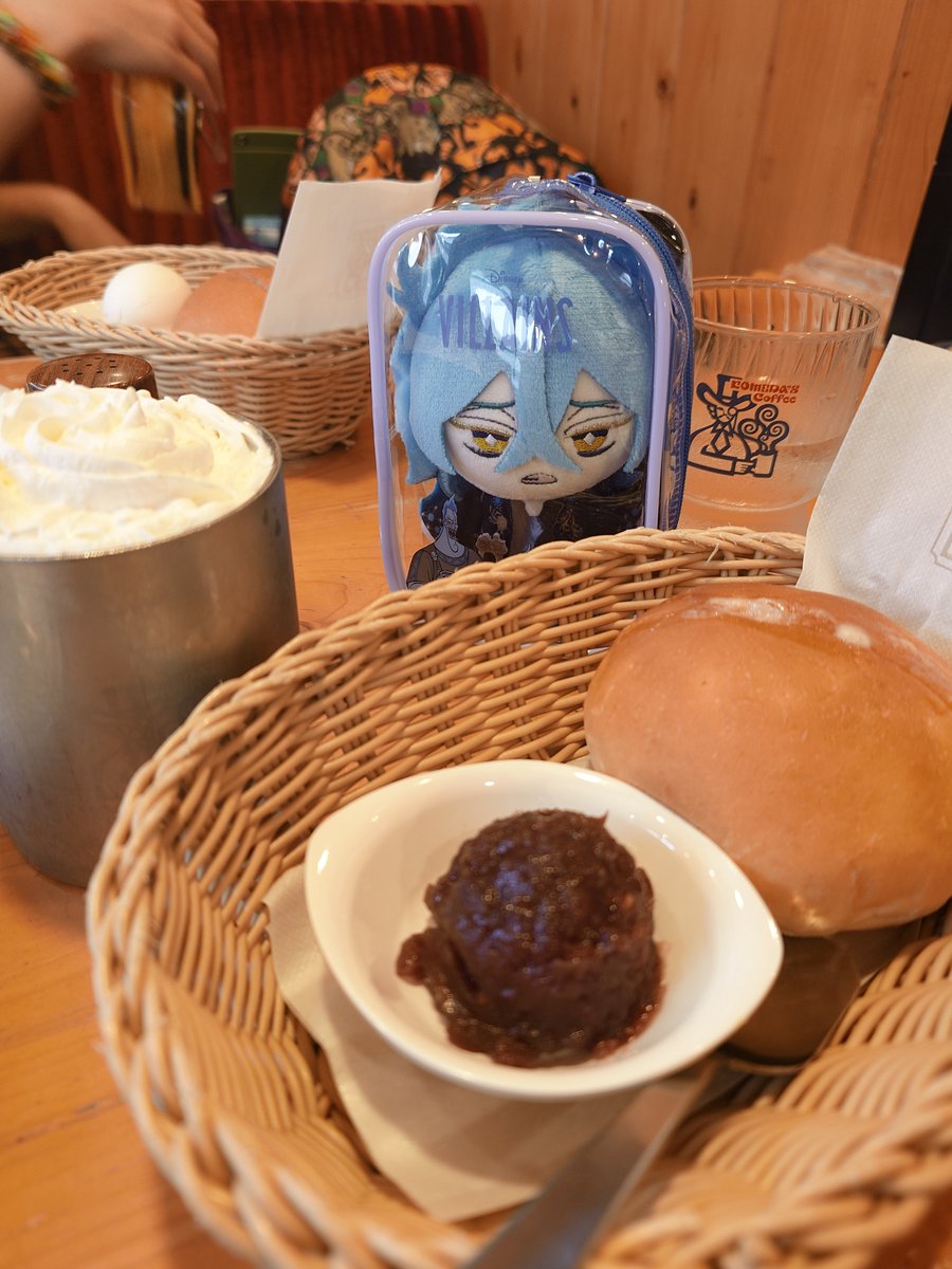 Kissin_Cassis's tweet photo. Dハロ🏰インパ行ってきまーす🙋朝ご飯にがっつりコメダ😋アールグレイ香るモンブランうまうま！ https://t.co/IJsd1bR682