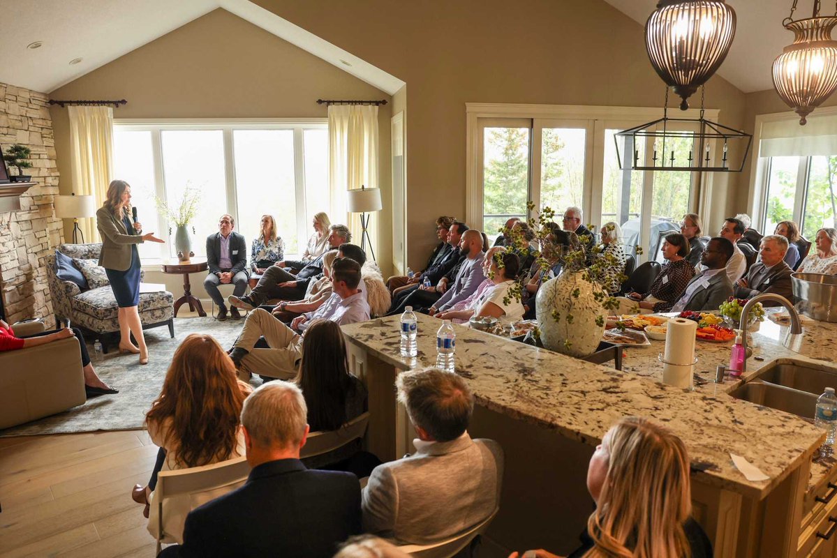 ABDanielleSmith's tweet photo. Packed living rooms and Albertans who care deeply about where this province is headed.
These are my favourite conversations. Just people telling me what is actually going on in their lives. Affordability came up in every room. So did health care and the kind of future people want for their kids. And reasonable immigration had near unanimous support wherever I went.
Thank you to Cindy, Gary and Olive for opening their homes.