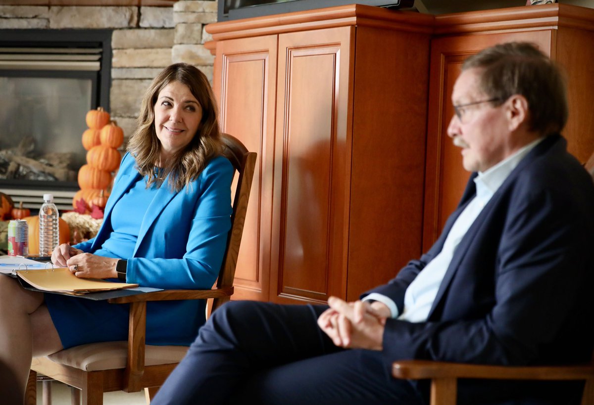 ABDanielleSmith's tweet photo. Packed living rooms and Albertans who care deeply about where this province is headed.
These are my favourite conversations. Just people telling me what is actually going on in their lives. Affordability came up in every room. So did health care and the kind of future people want for their kids. And reasonable immigration had near unanimous support wherever I went.
Thank you to Cindy, Gary and Olive for opening their homes.