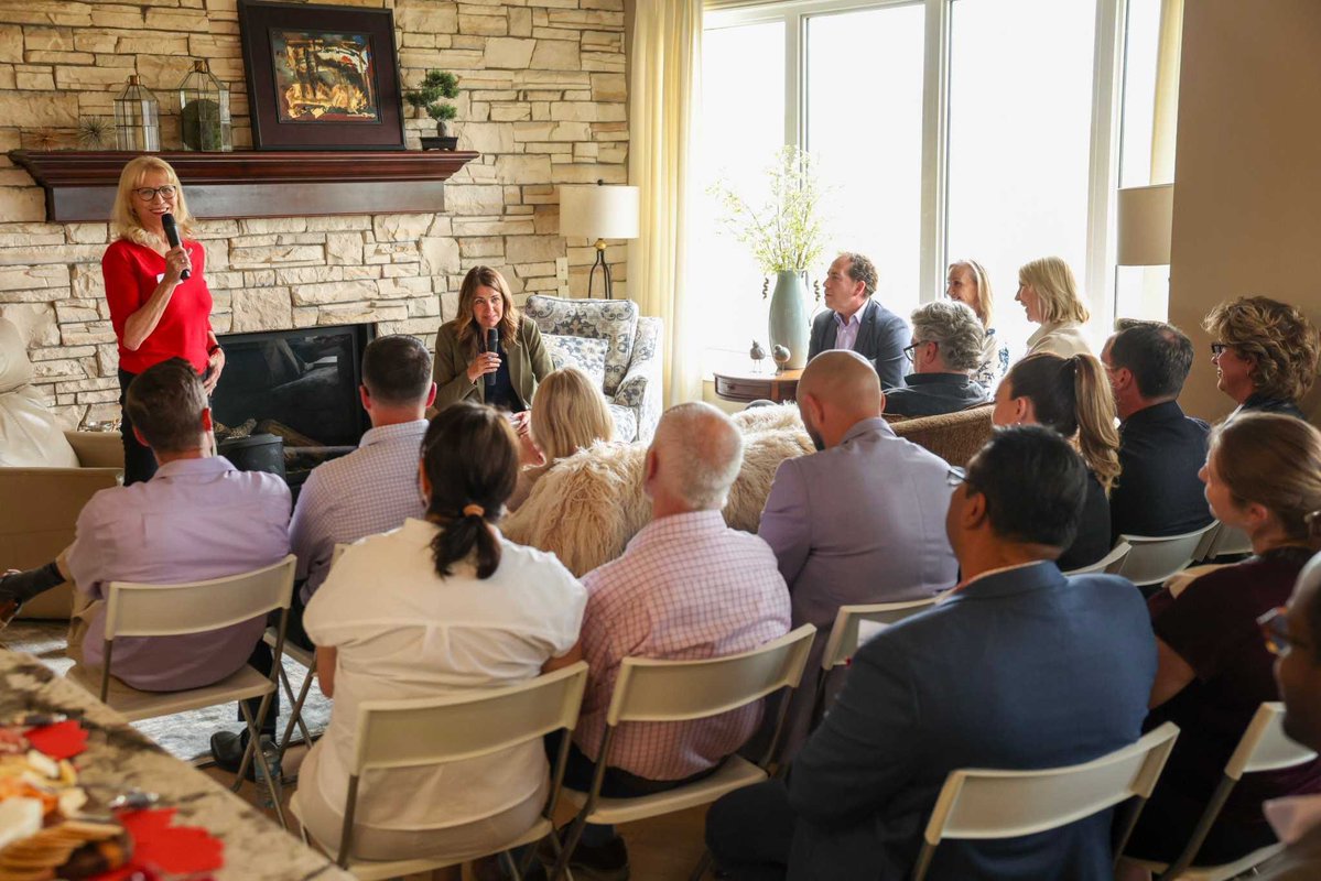 ABDanielleSmith's tweet photo. Packed living rooms and Albertans who care deeply about where this province is headed.
These are my favourite conversations. Just people telling me what is actually going on in their lives. Affordability came up in every room. So did health care and the kind of future people want for their kids. And reasonable immigration had near unanimous support wherever I went.
Thank you to Cindy, Gary and Olive for opening their homes.
