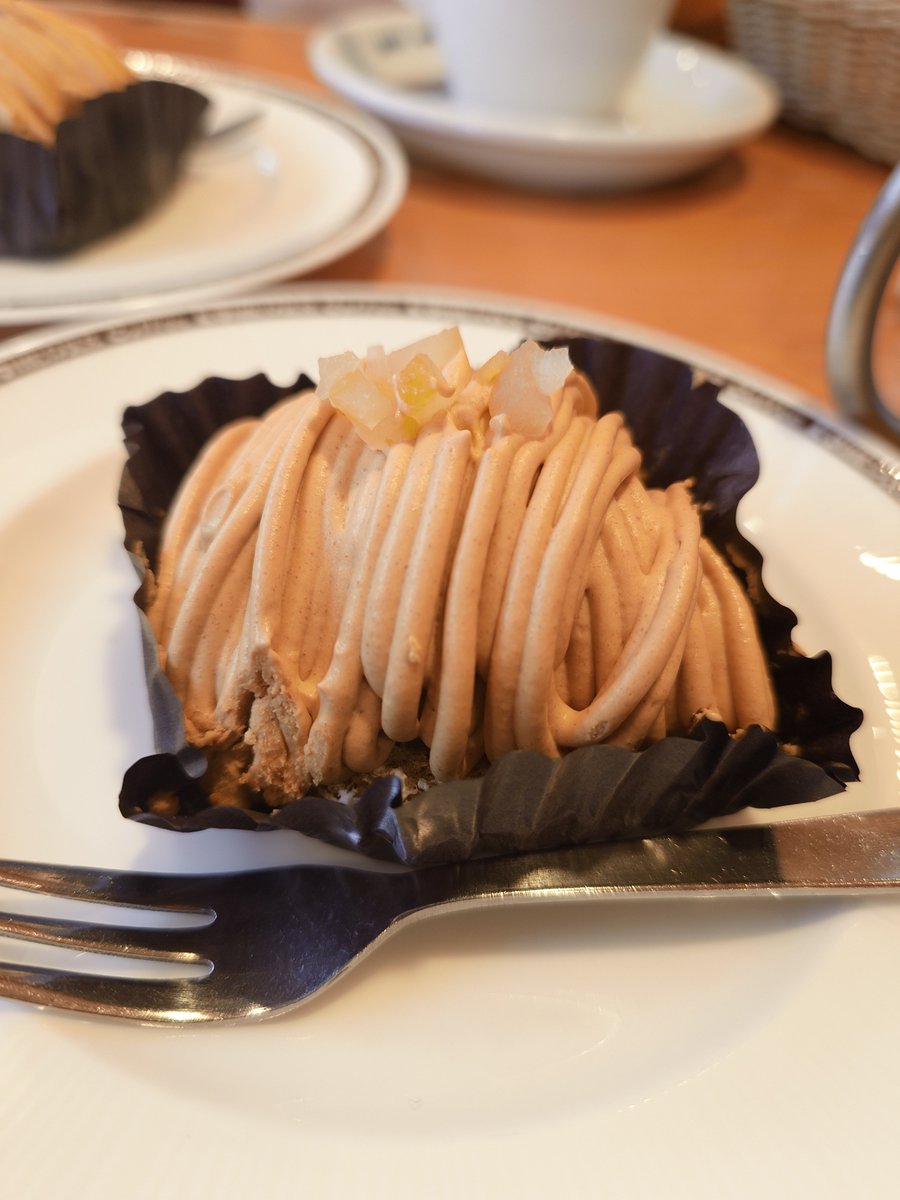 Kissin_Cassis's tweet photo. Dハロ🏰インパ行ってきまーす🙋朝ご飯にがっつりコメダ😋アールグレイ香るモンブランうまうま！ https://t.co/IJsd1bR682