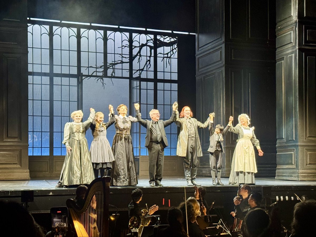 OperaChaser's tweet photo. Pairing unrelenting eeriness with the modest aesthetic of the Early-Victorian era, @VictorianOpera’s production of The Turn of the Screw aligns truthfully and powerfully with Britten’s original vision.  On top of that, its musical and vocal qualities are an operatic triumph. https://t.co/gvjCXix7Fz