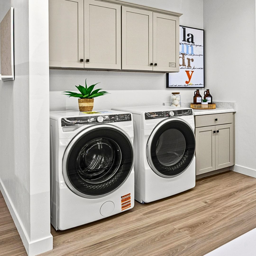 kbhome's tweet photo. 📱 Smarter technology, made for your lifestyle! Build with KB and personalize your home with smart features like #Whirlpool® dryers with AccuDry™ sensor technology, which stops the cycle when your clothes or linens are dry. #KBHome

Learn more! → https://t.co/RQKEnVdVR7 https://t.co/5NmeaZiLPn