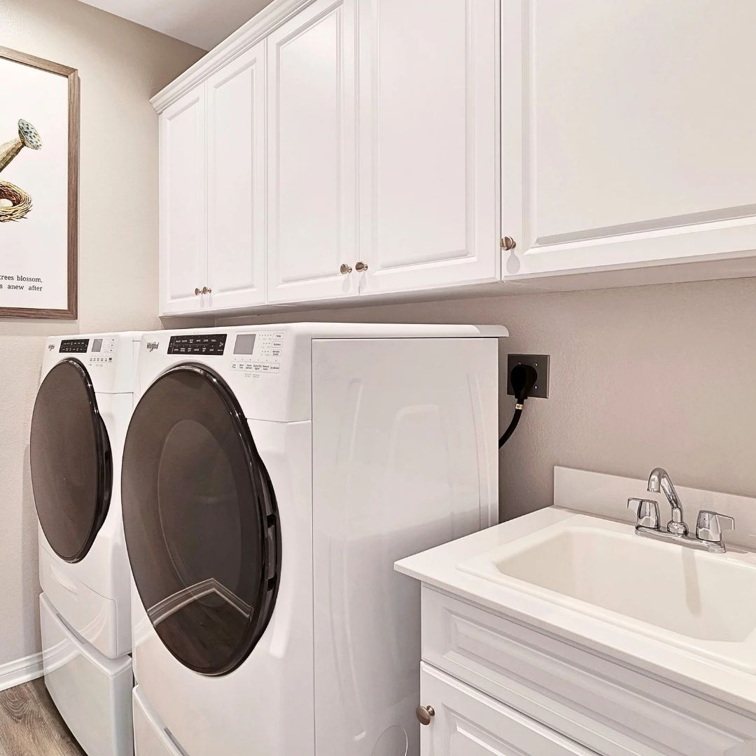 kbhome's tweet photo. 📱 Smarter technology, made for your lifestyle! Build with KB and personalize your home with smart features like #Whirlpool® dryers with AccuDry™ sensor technology, which stops the cycle when your clothes or linens are dry. #KBHome

Learn more! → https://t.co/RQKEnVdVR7 https://t.co/5NmeaZiLPn