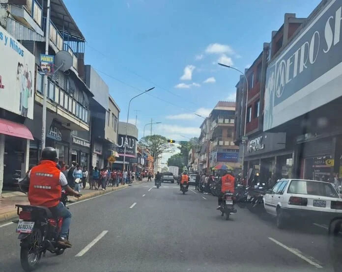 ReporteYa's tweet photo. #29Sep #Portuguesa #Cojedes #Guárico #SinLuz 
Comerciantes de Cojedes, Guárico y Portuguesa denuncian altos costos de los tributos municipales y cortes eléctricos diarios de hasta ocho horas, que reducen sus ventas y aumentan los gastos para mantener sus negocios operativos. – El Pitazo